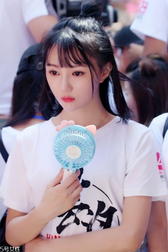 2018冬天流行什么發(fā)色？簡(jiǎn)單漂亮的披肩發(fā)