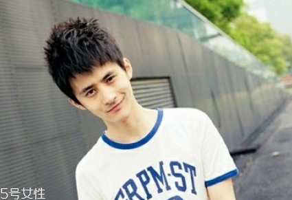 男生頭發(fā)稀疏適合什么發(fā)型？圓形劉海很好看