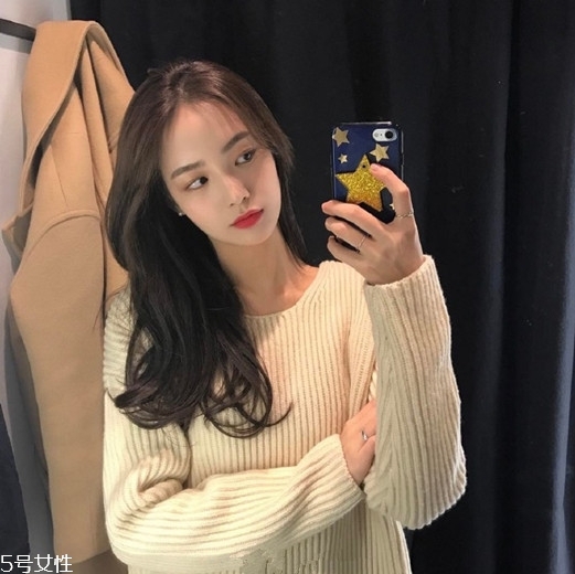 2018冬天流行什么發(fā)色？簡(jiǎn)單漂亮的披肩發(fā)