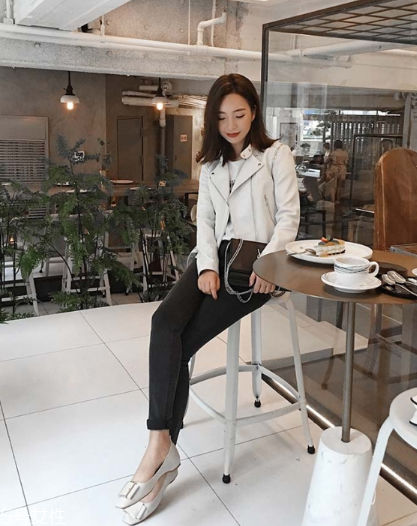 白色皮衣怎么搭配？兼具優(yōu)雅與干練