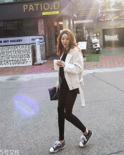 白色皮衣怎么搭配？兼具優(yōu)雅與干練