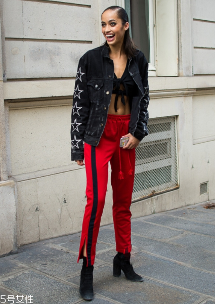 校服褲搭配什么鞋子？不同鞋子不同風格