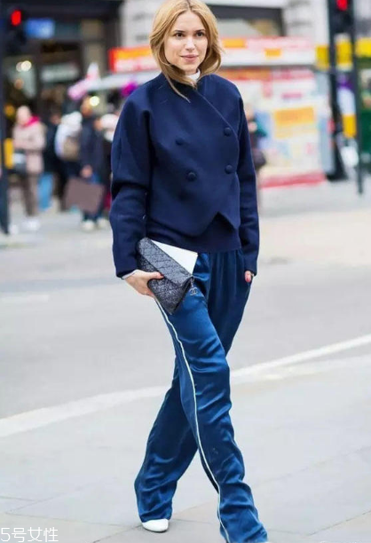 校服褲配什么上衣？舒適時(shí)尚兩不誤