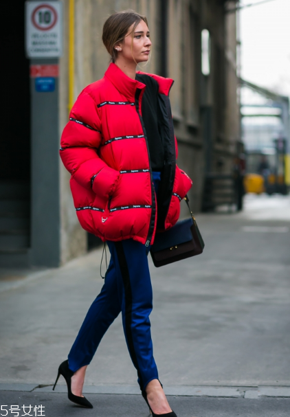 校服褲配什么上衣？舒適時(shí)尚兩不誤