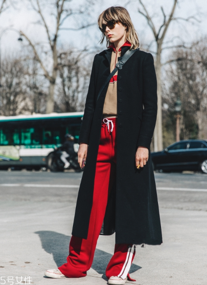 校服褲配什么上衣？舒適時(shí)尚兩不誤