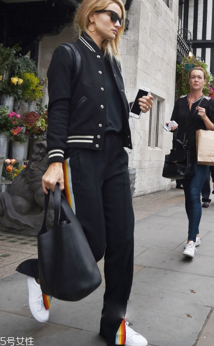 校服褲配什么上衣？舒適時(shí)尚兩不誤