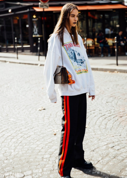 校服褲配什么上衣？舒適時(shí)尚兩不誤