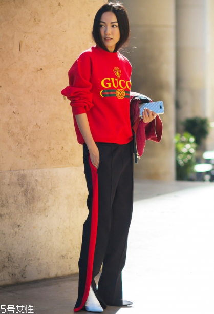 校服褲配什么上衣？舒適時(shí)尚兩不誤