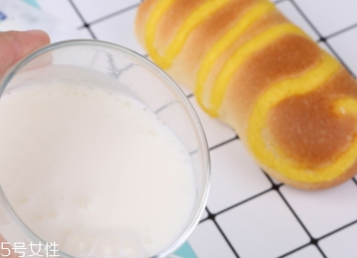 君樂寶芝士酸奶怎么喝？卡死在插吸管這一步