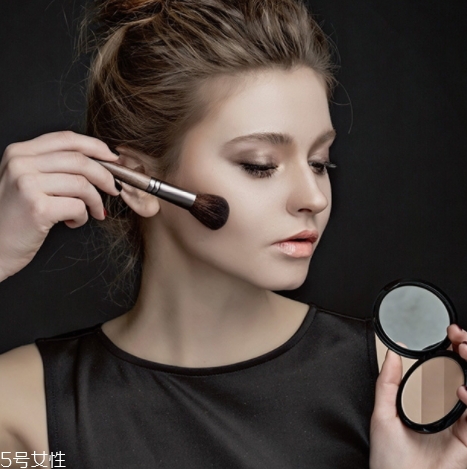 修容粉可以當眼影用嗎？修容眼影可以通用