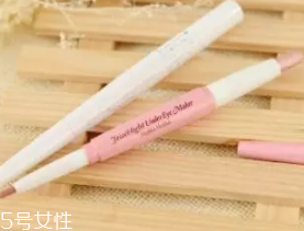 臥蠶和眼袋的區(qū)別是什么？臥蠶是肌肉眼袋是肥肉