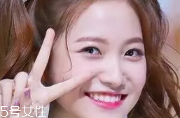 臥蠶和眼袋的區(qū)別是什么？臥蠶是肌肉眼袋是肥肉