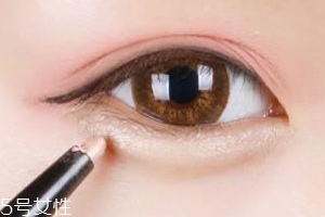 臥蠶和眼袋的區(qū)別是什么？臥蠶是肌肉眼袋是肥肉