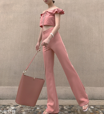 喇叭褲適合什么身材？初春演繹復(fù)古時(shí)尚