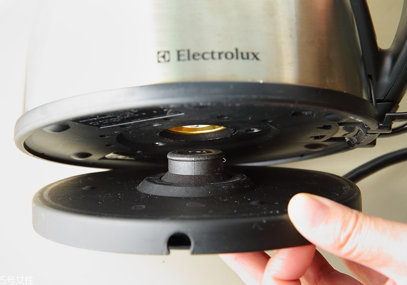電熱水壺里的水垢怎么去除 跟水垢說拜拜 電熱水壺里的水垢怎么去除 跟水垢說拜拜