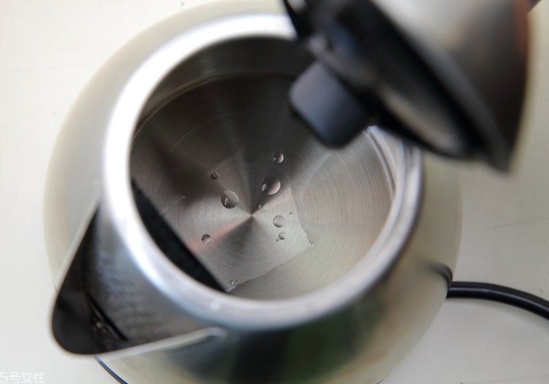 電熱水壺里的水垢怎么去除 跟水垢說拜拜 電熱水壺里的水垢怎么去除 跟水垢說拜拜