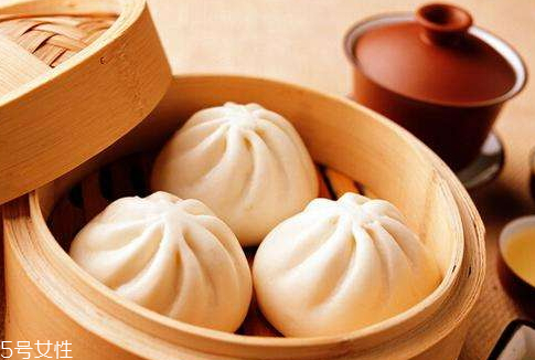 一斤面粉可以做多少個(gè)包子 根據(jù)包子的大小而定 一斤面粉可以做多少個(gè)包子 根據(jù)包子的大小而定