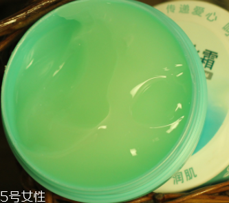 冬季臉部干燥如何補(bǔ)水？超便宜國(guó)貨補(bǔ)水神器