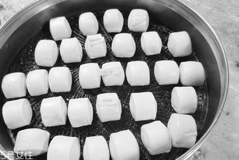 一斤面粉放多少堿 根據(jù)面團(tuán)發(fā)酵程度而定 一斤面粉放多少堿 根據(jù)面團(tuán)發(fā)酵程度而定