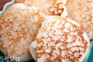 一斤面粉放多少堿 根據(jù)面團(tuán)發(fā)酵程度而定 一斤面粉放多少堿 根據(jù)面團(tuán)發(fā)酵程度而定