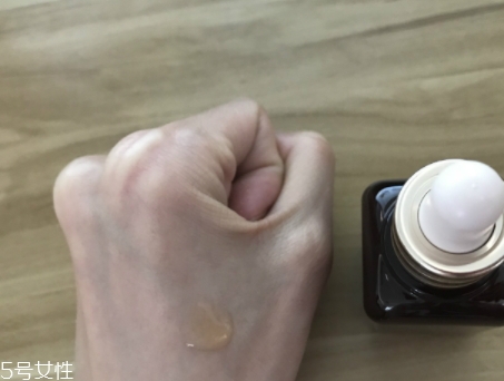 雅詩蘭黛適合油性皮膚嗎？