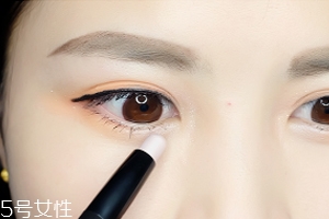 眼睛小怎么變大？畫一個臥蠶立即變大