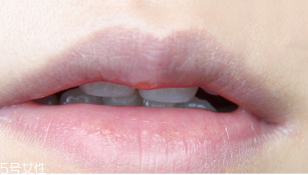 什么牌子的唇釉好用？顯色又不易脫妝