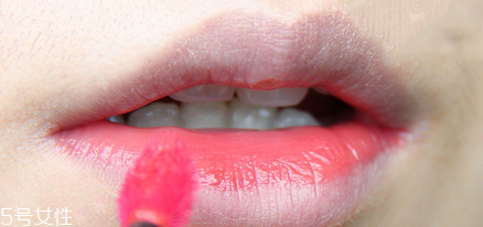 什么牌子的唇釉好用？顯色又不易脫妝