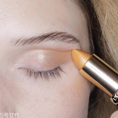 金色口紅怎么搭配好看？這樣輕松駕馭