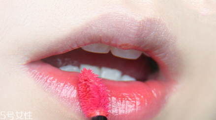 什么牌子的唇釉好用？顯色又不易脫妝
