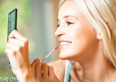 如何給唇部去死皮？雙唇變得自然剔透