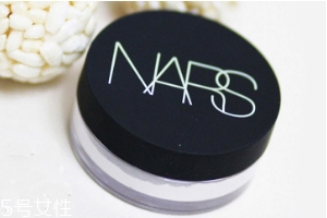 NARS蜜粉餅好用嗎？上班族控油神器