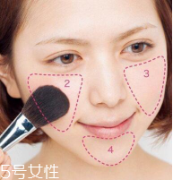 罐骨高怎么打腮紅？避開顴骨打淡色腮紅