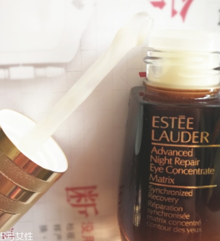 雅詩蘭黛精華液多少錢？年輕肌膚的秘密