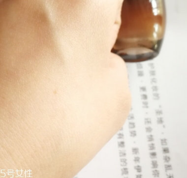 雅詩蘭黛精華液多少錢？年輕肌膚的秘密