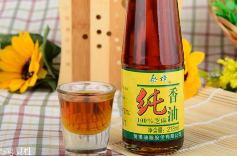 香油過(guò)期了還能吃嗎 過(guò)期香油妙用小技巧 香油過(guò)期了還能吃嗎 過(guò)期香油妙用小技巧