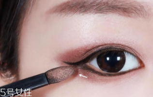 內(nèi)雙怎么畫眼影？使用啞光OR微珠光眼影