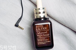 雅詩蘭黛精華液哪款好？使用區(qū)域和護(hù)膚重點(diǎn)不一樣