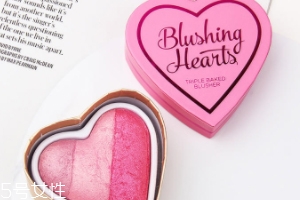 makeup revolution心形腮紅好用嗎？微閃蜜桃色彩