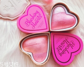 makeup revolution心形腮紅好用嗎？微閃蜜桃色彩
