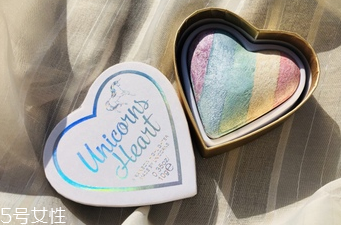 makeup revolution心形腮紅好用嗎？微閃蜜桃色彩