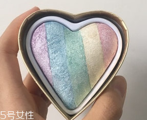 makeup revolution心形腮紅好用嗎？微閃蜜桃色彩