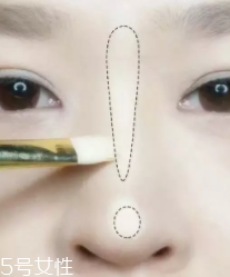 怎么把鼻梁畫高？小白都能駕馭的四步鼻梁修容法