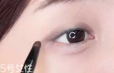 眼皮腫適合什么眼影？選用啞光色避開珠光色