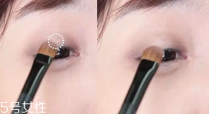 眼皮腫適合什么眼影？選用啞光色避開珠光色