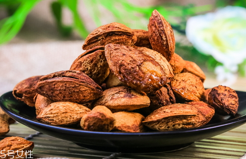 巴旦木什么顏色好 顏色深的更好吃 巴旦木什么顏色好 顏色深的更好吃