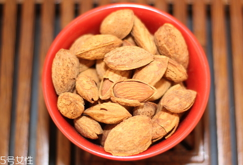 巴旦木什么顏色好 顏色深的更好吃 巴旦木什么顏色好 顏色深的更好吃