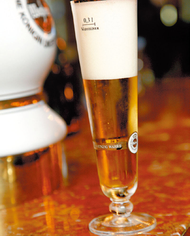 倒啤酒的正確方法 品啤酒必懂知識(shí) 倒啤酒的正確方法 品啤酒必懂知識(shí)