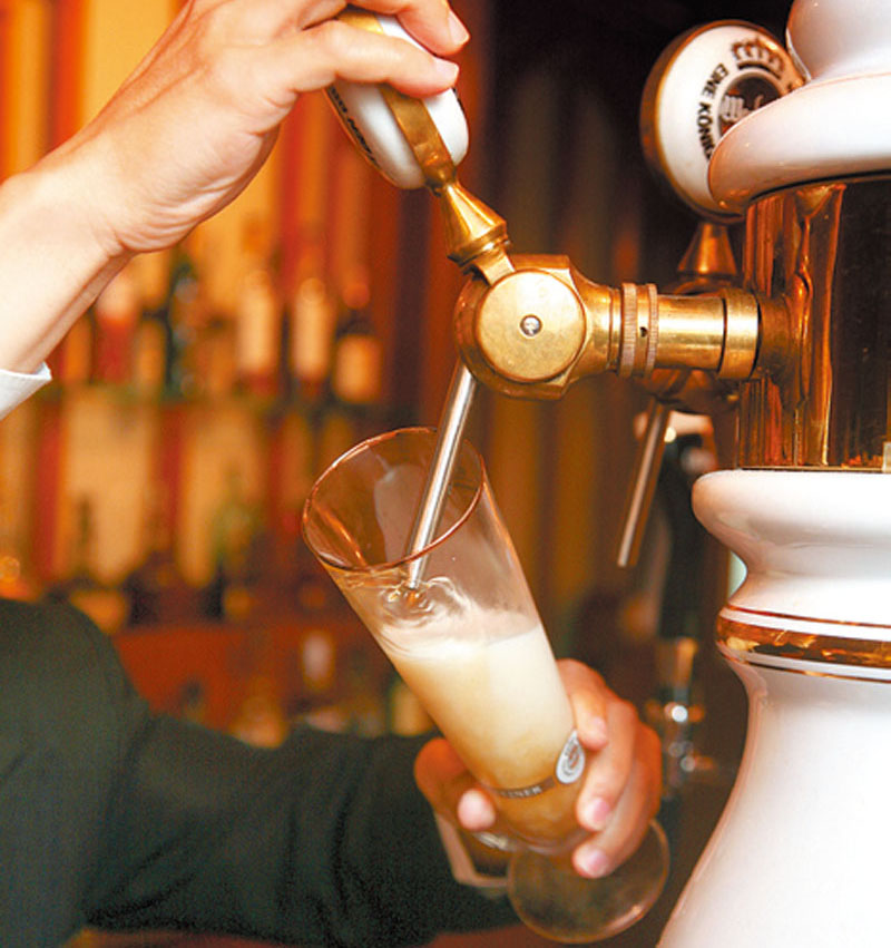 倒啤酒的正確方法 品啤酒必懂知識(shí) 倒啤酒的正確方法 品啤酒必懂知識(shí)