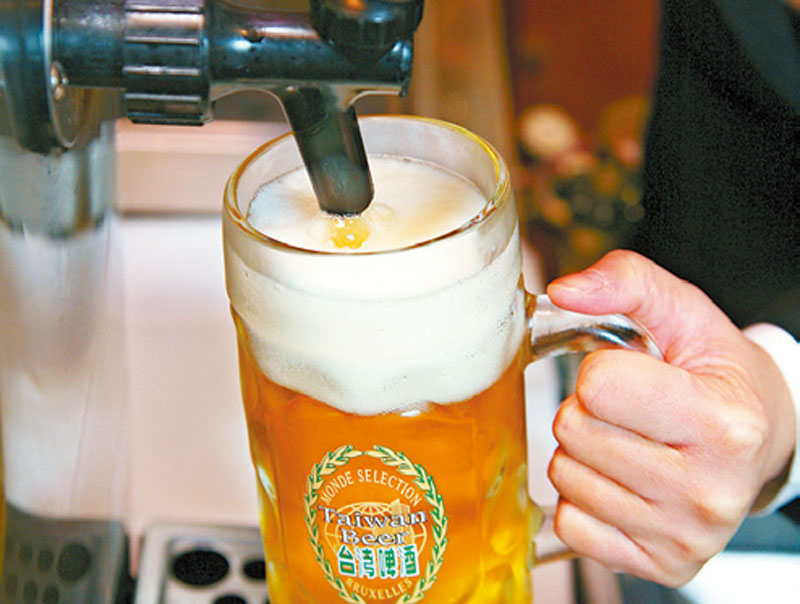 倒啤酒的正確方法 品啤酒必懂知識(shí) 倒啤酒的正確方法 品啤酒必懂知識(shí)